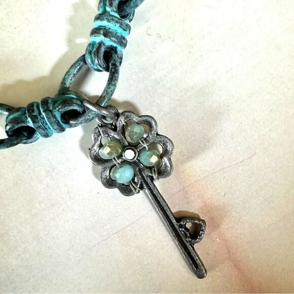 Blue metal key charm bracelet - Picture 5 of 9